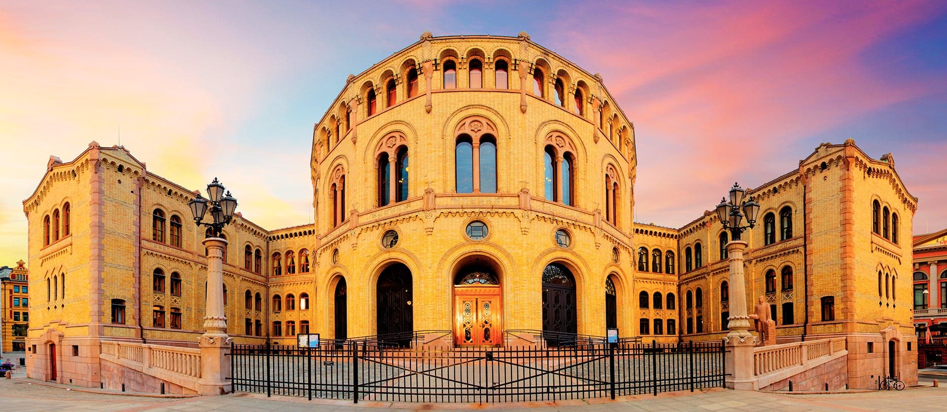 <span class="iconos separador"></span> Oslo Parliament <span class="iconos separador"></span>