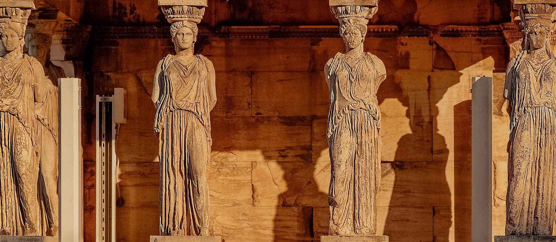 The Caryatids of the Acropolis <span class="iconos separador"></span> Athens
