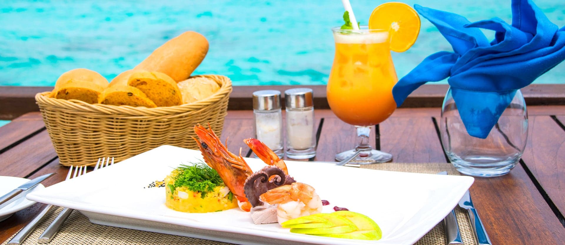 <span class="iconos separador"></span> Hotel Makunudu <span class="iconos separador"></span>